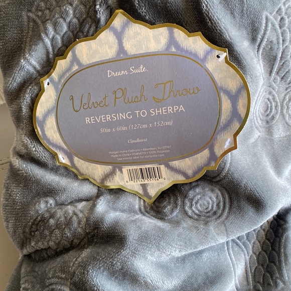 New with tags gorgeous velvet plush gray throw with reversible Sherpa - Picture 6 of 6